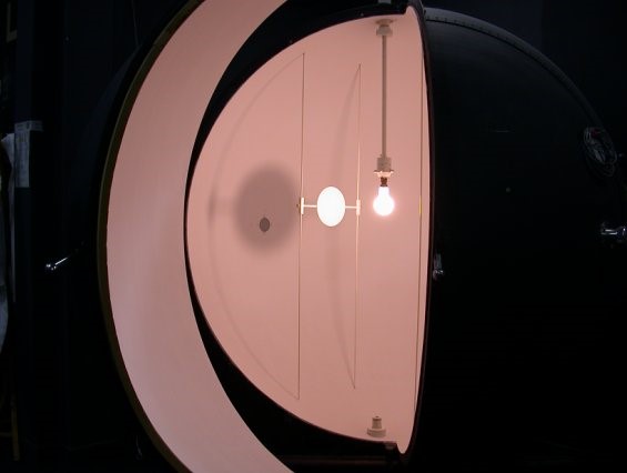 Lumenmètre étalon : sphère intégrante de 2 m de diamètre équipée d'un photomètre étalon