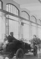 1910, essais de suspension dans l'atelier d'essais automobiles du CNAM