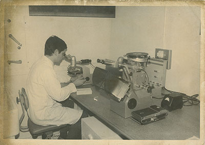 Photo laboratoire du LNE avec microscope années 1970